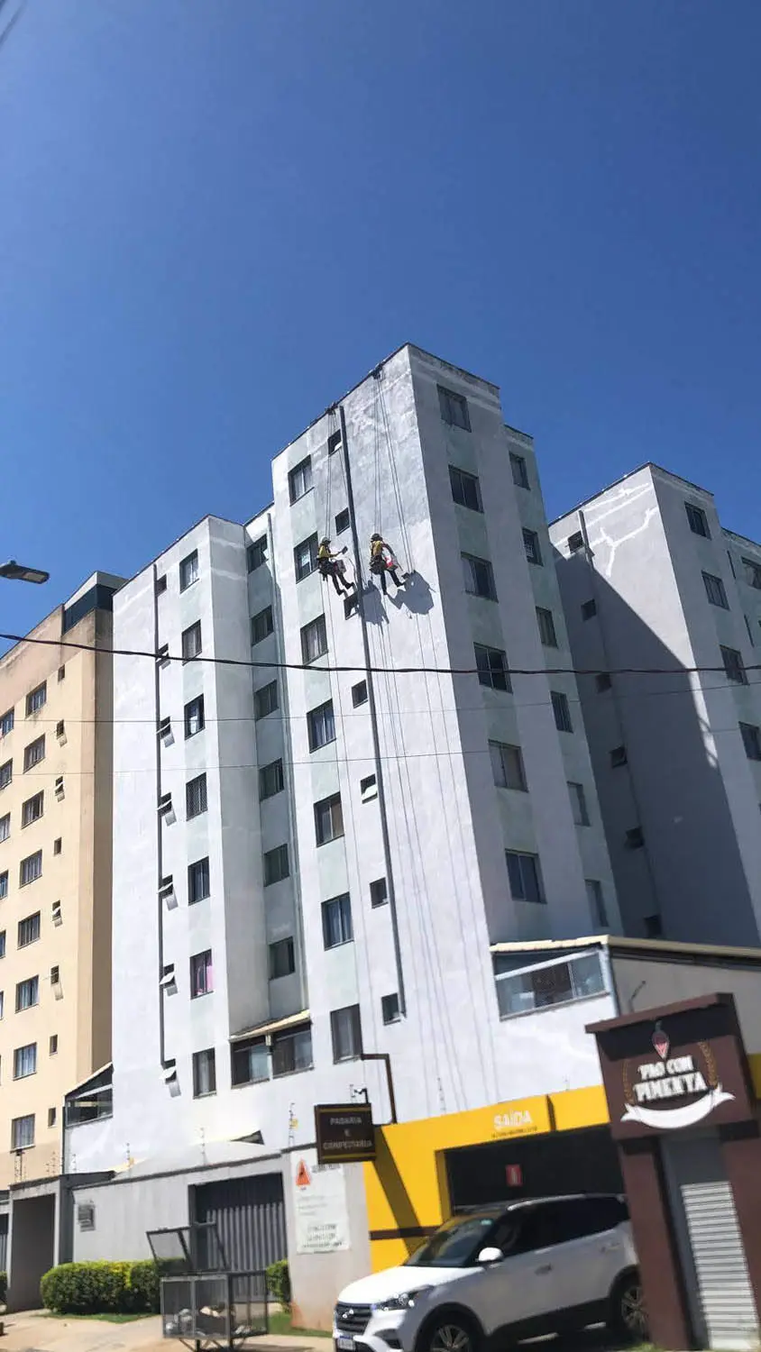 Fachada de prédio alto totalmente pintada