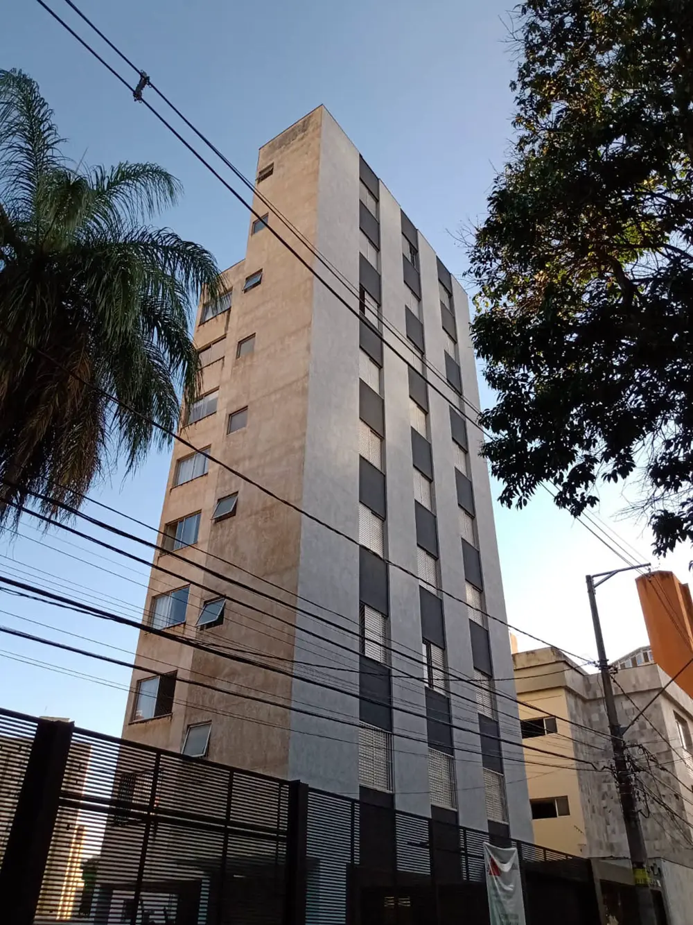 Fachada predial pintada pela Vertical Chão