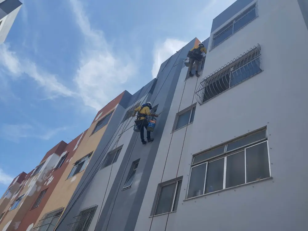 Fachada predial com acabamento novo