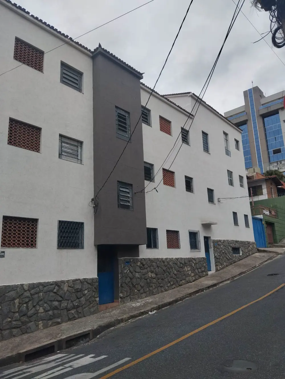 Fachada predial com pintura concluída