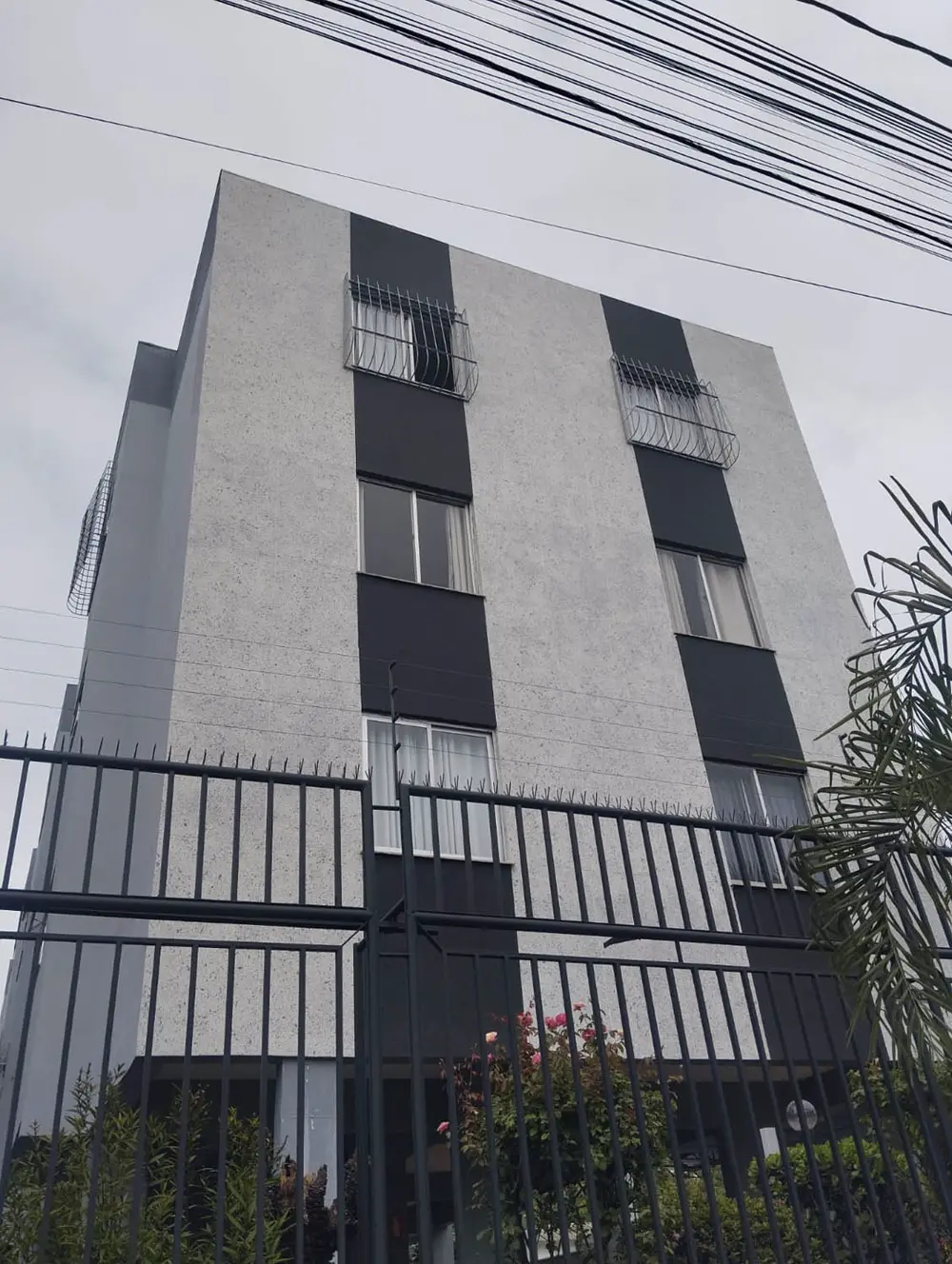 Fachada predial pintada em tom claro