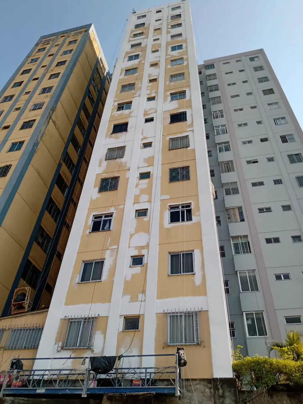 Fachada de condomínio após pintura