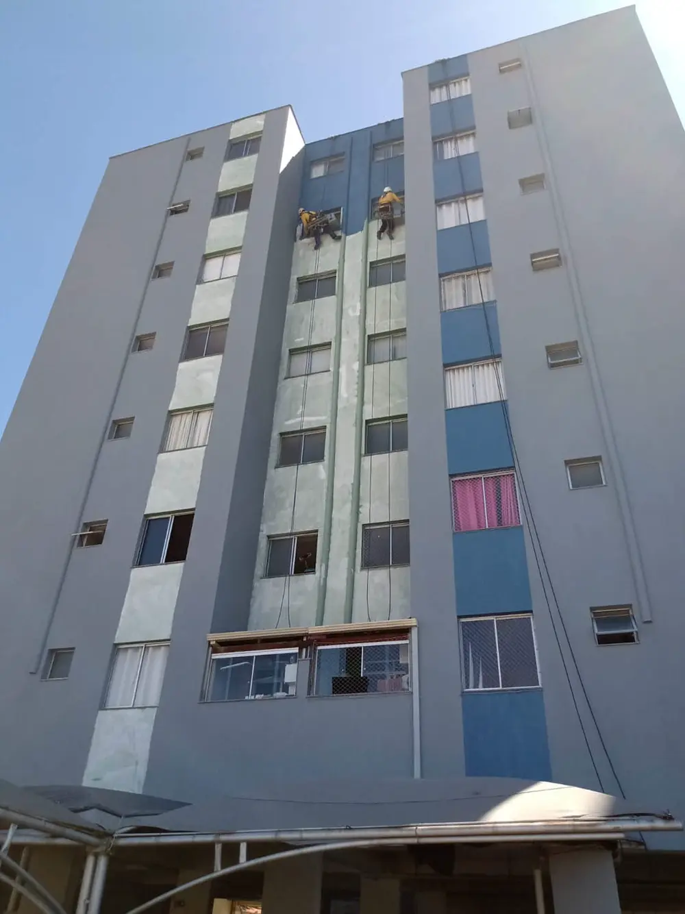 Prédio com fachada pintada, vista frontal